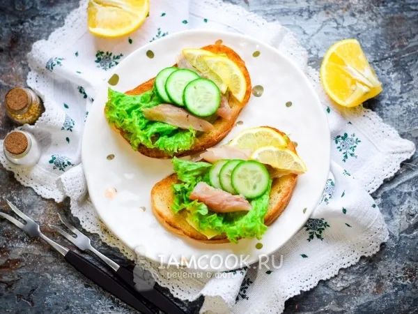 Фото готового блюда: Бутерброды с копченой скумбрией