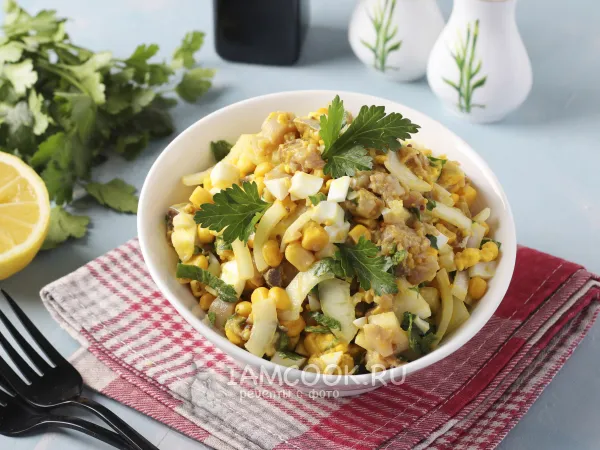 Фото готового блюда: Салат с копчёной скумбрией и кукурузой