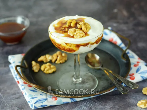 Фото блюда: Греческий йогурт с медом и орехами (грецкими)