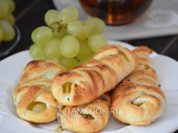 Фото готового блюда: Слойки с виноградом