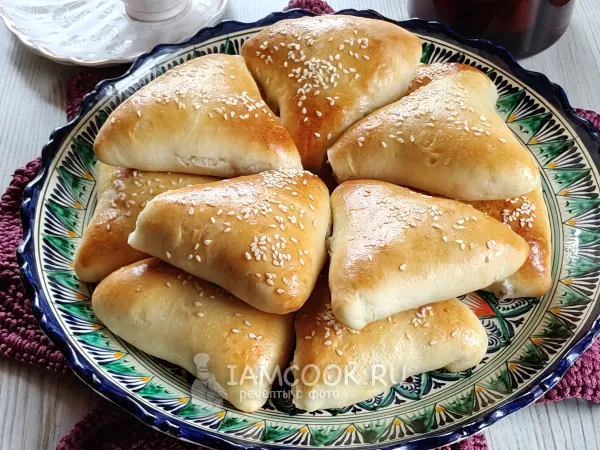 Фото готового блюда: Самса с курицей из дрожжевого теста