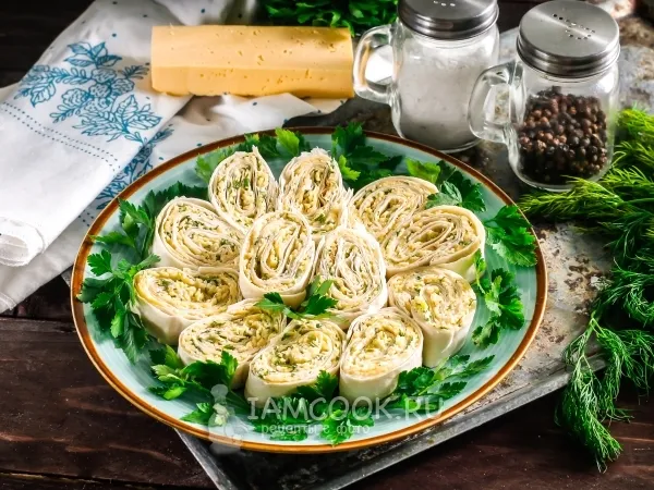 Фото готового блюда: Рулет из лаваша с сыром и зеленью