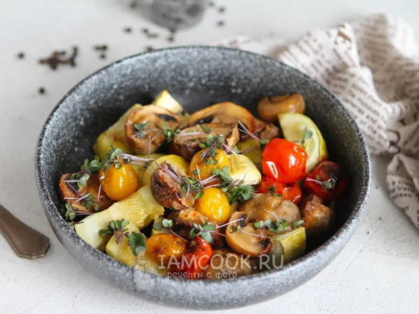 Фото блюда: Кабачки с помидорами и грибами в духовке