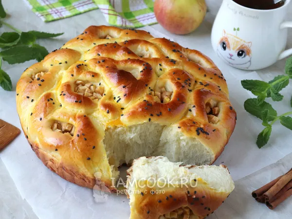 Фото готового блюда: Отрывной пирог с яблоками (из дрожжевого теста)