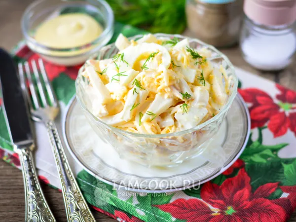 Фото готового блюда: Салат с кальмарами, сыром и чесноком