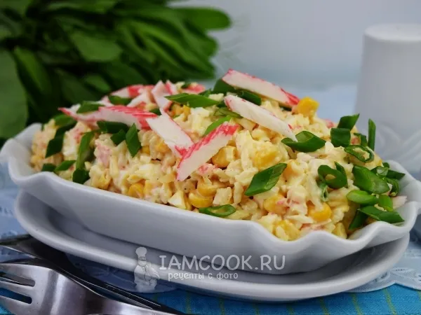Фото готового блюда: Крабовый салат с рисом и кукурузой