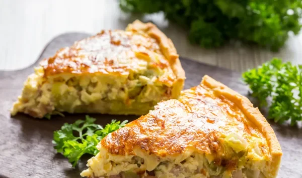 Фото блюда: Киш с луком-пореем и беконом