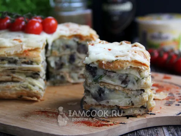 Фото блюда: Слоеный закусочный торт с грибами