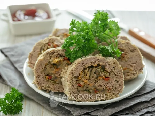 Фото готового блюда: Рулет из фарша с грибами и овощами