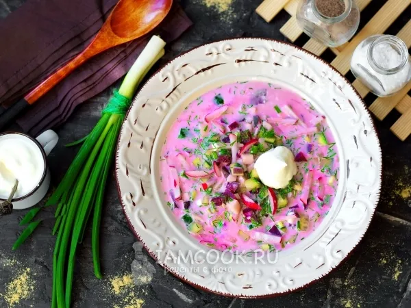 Фото блюда: Холодный свекольник с редисом и солеными огурцами