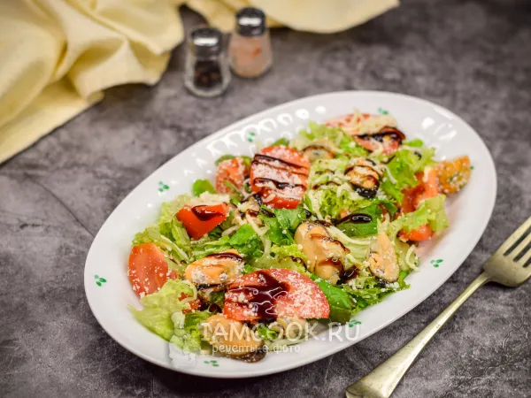 Фото блюда: Салат с мидиями, помидорами и сыром