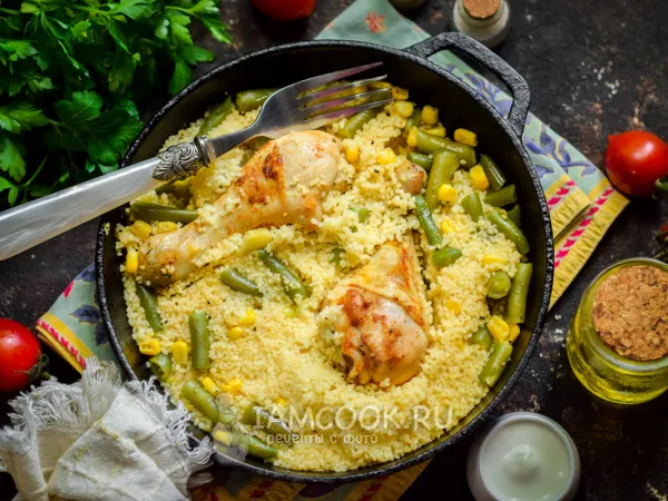 Фото готового блюда: Куриные голени на сковороде с кус-кусом, кукурузой и стручковой фасолью