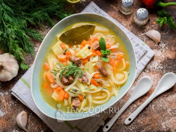 Фото готового блюда: Суп с лапшой и куриными сердечками