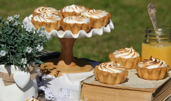 Фото блюда: Тарталетки с лимонным курдом и меренгой