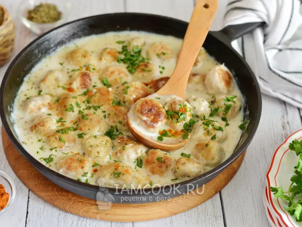 Фото блюда: Фрикадельки в молочном соусе на сковороде