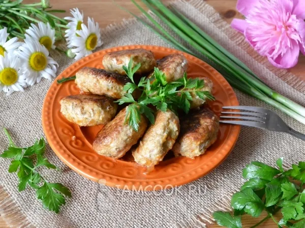 Фото готового блюда: Биточки из куриного фарша с капустой и морковью