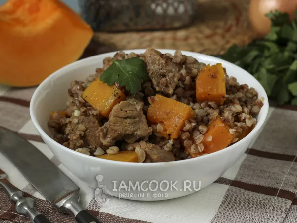 Фото готового блюда: Свинина с тыквой и гречкой в сковороде