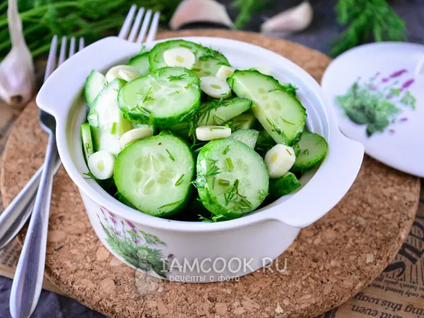 Фото готового блюда: Салат из огурцов с чесноком