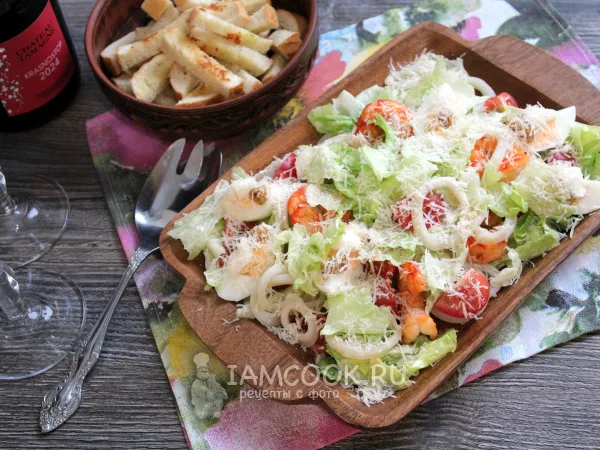 Фото готового блюда: Салат «Цезарь» с креветками и кальмарами