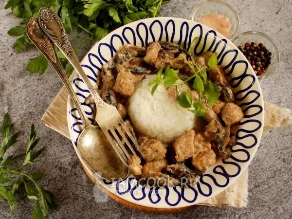 Фото готового блюда: Мясная подлива с шампиньонами на сковороде