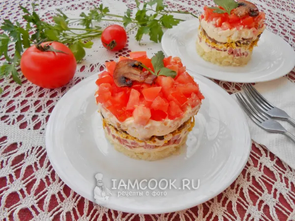 Фото блюда: Салат «Красная шапочка» с помидорами и грибами