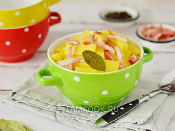 Фото готового блюда: Тушеная картошка с беконом