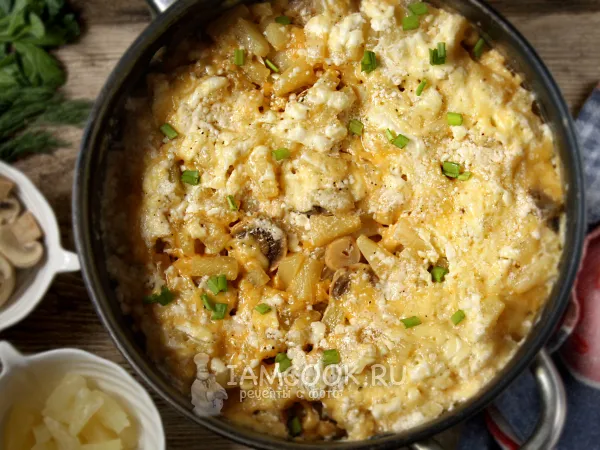 Фото готового блюда: Мясо по-французски с ананасом и грибами