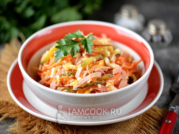 Фото готового блюда: Салат с вареной колбасой и корейской морковью