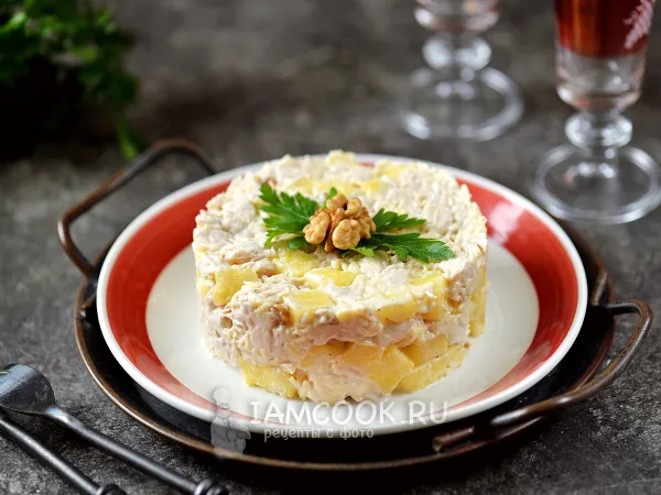 Фото блюда: Салат «Ананас» с курицей и сыром