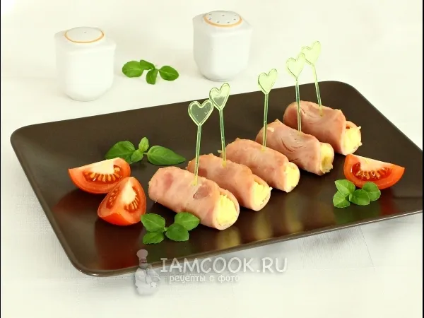 Фото готового блюда: Рулетики с ветчиной, сыром и чесноком