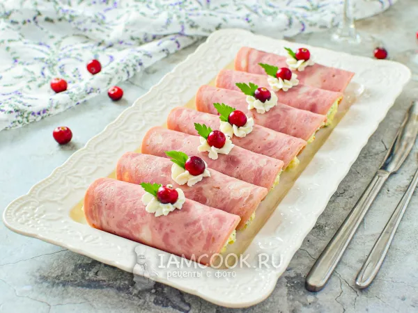 Фото готового блюда: Рулетики из ветчины с творожным сыром и чесноком