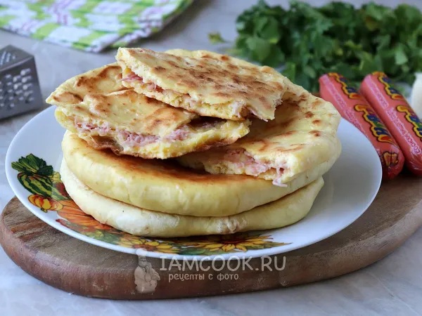 Фото блюда: Лепешки с сосисками и сыром на сковороде