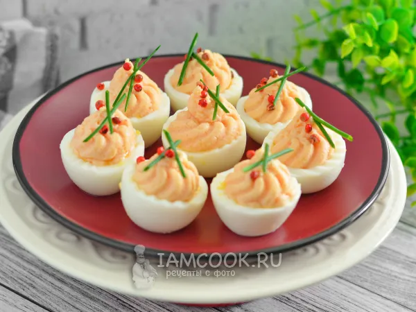 Фото блюда: Яйца фаршированные колбасой и сыром