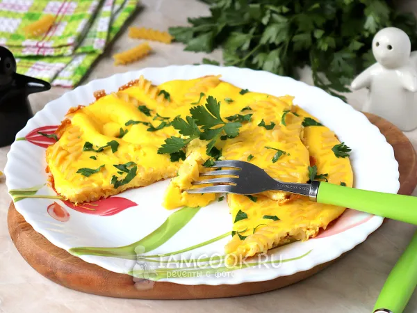 Фото готового блюда: Омлет с макаронами на сковороде