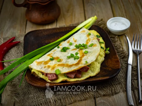 Фото готового блюда: Яичница с колбасой в лаваше