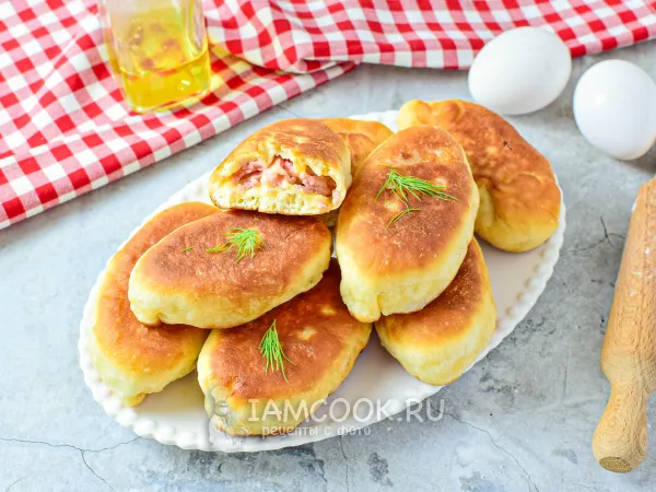 Фото готового блюда: Жареные пирожки с ветчиной и сыром на сковороде