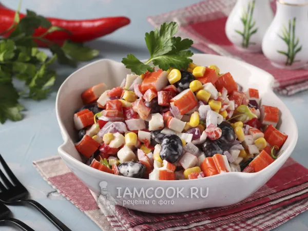 Фото готового блюда: Салат с фасолью, кукурузой и крабовыми палочками