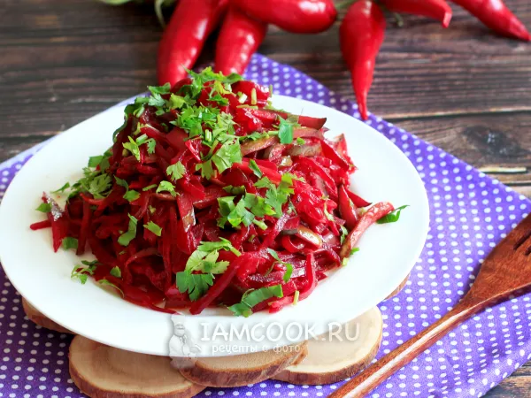 Фото готового блюда: Салат из жареной свеклы с луком и огурцами