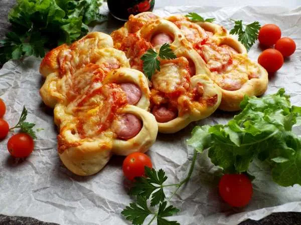 Фото готового блюда: Сосиски в тесте косичкой в духовке (с сыром и помидорами)