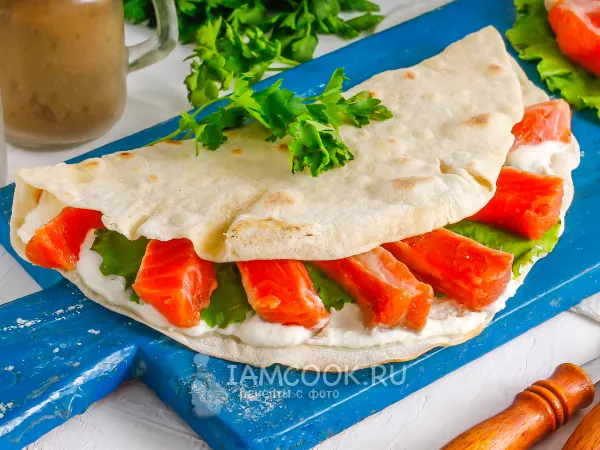 Фото блюда: Лепешка с красной рыбой и творожным сыром