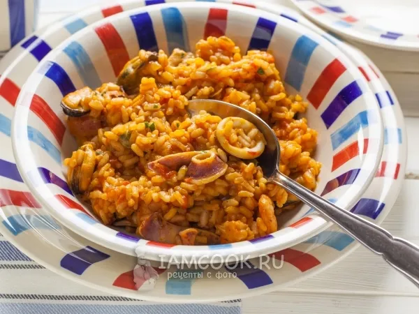 Фото готового блюда: Ризотто с морепродуктами в томатном соусе