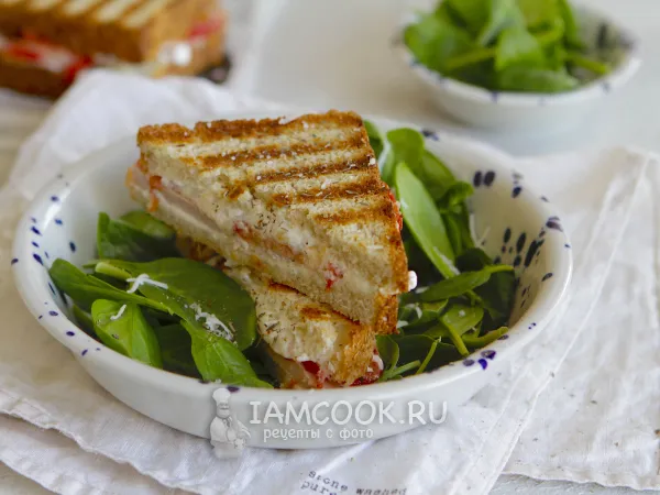 Фото готового блюда: Сэндвич с колбасой и сыром на гриле