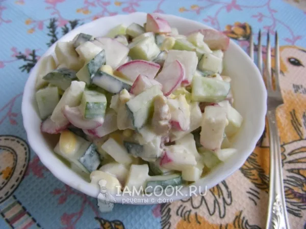 Фото блюда: Салат из редиса с огурцом и орехами