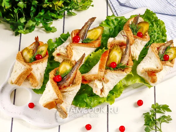 Фото блюда: Конвертики из тостового хлеба со шпротами