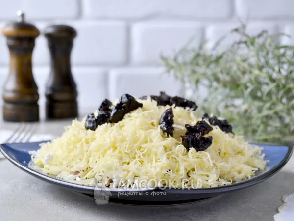 Фото блюда: Салат «Первый снег» с черносливом