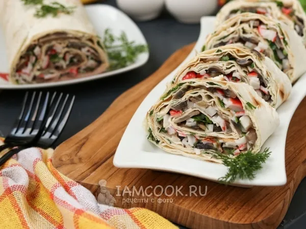 Фото готового блюда: Рулет из лаваша с крабовыми палочками и жареными шампиньонами