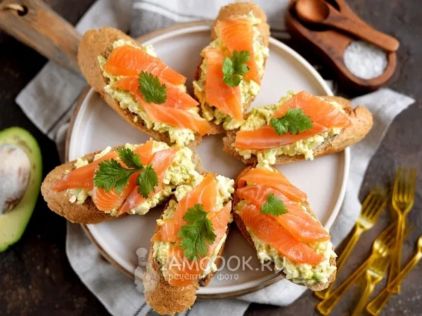 Фото готового блюда: Бутерброды с авокадо, лососем и сыром