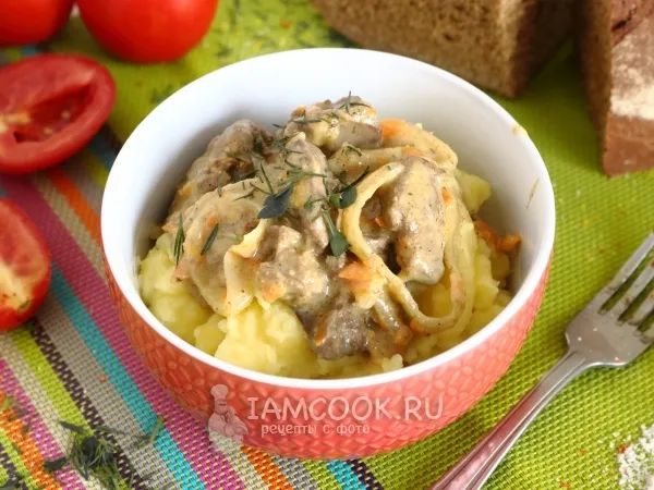 Фото блюда: Тушеная печень со сметаной, морковью и луком