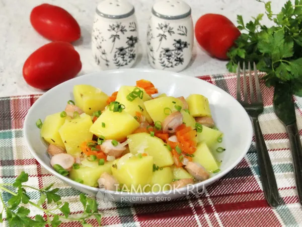 Фото готового блюда: Тушеная картошка с сосисками в мультиварке