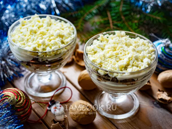 Фото блюда: Салат с копчёной курицей, черносливом и грецкими орехами